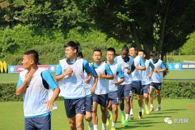 当男足脱掉衣服，确实不忍直视了！年薪1亿，白斩鸡身材！