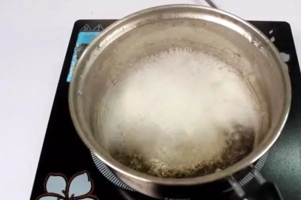 锅不小心燃起来怎么办,锅不小心烧糊了怎么处理