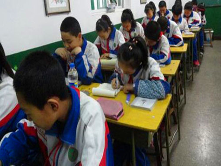 女孩遇“月经初潮”，吓到自己，幸亏闺蜜机智解尴尬