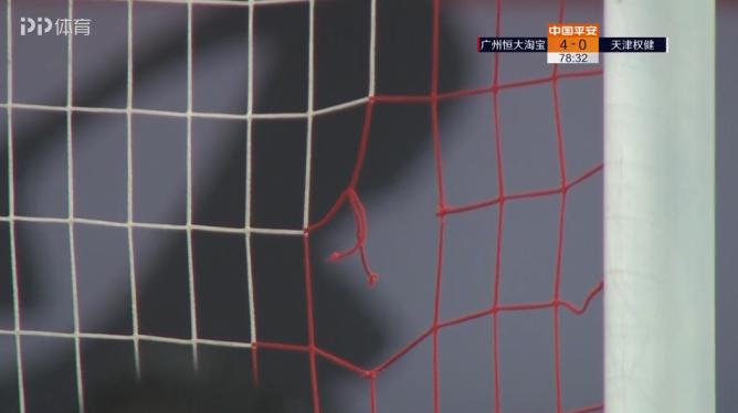 破案了：球网不是高拉特爆射打破，而是被权健门将张鹭抓破！