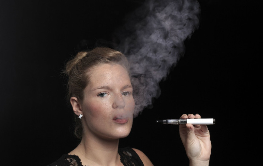 嘴唇发黑，再好的口红也不管用，日常4个坏习惯加速色素沉着！