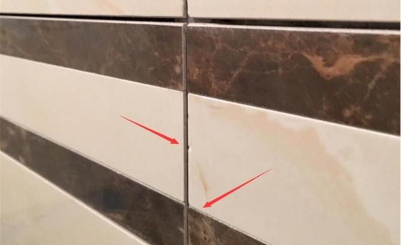 给墙砖加腰线，当发现问题时，师傅却说：不要在意细节问题