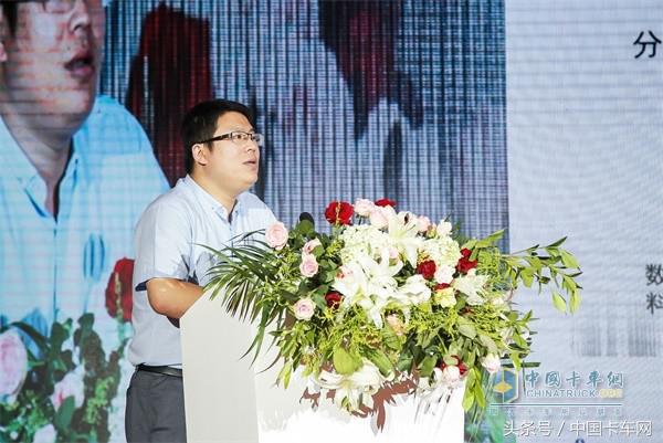 1分钟征服场地赛，百公里油耗25.36L欧曼谈“危”不色变