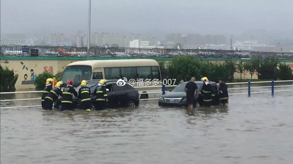 逆行的身影令人泪目,暴雨中逆行的身影