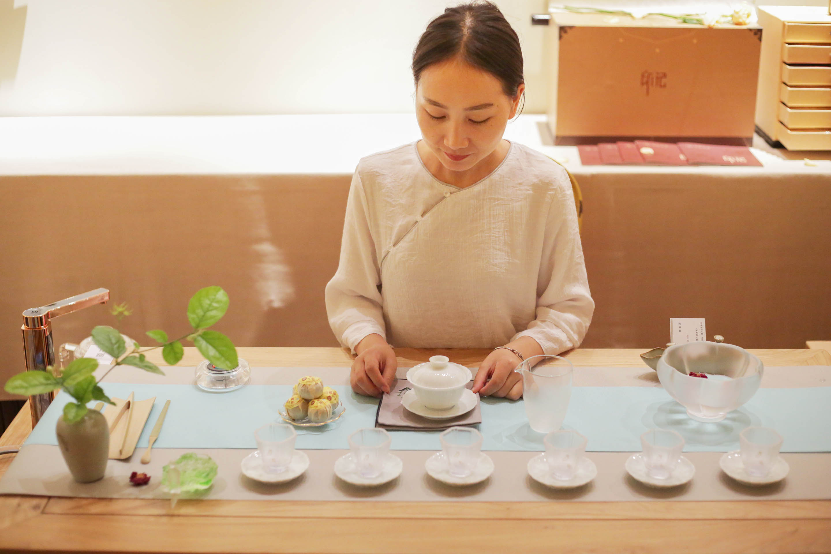 当代年轻人品茶抚琴焚香听雨对弈,青年茶生活