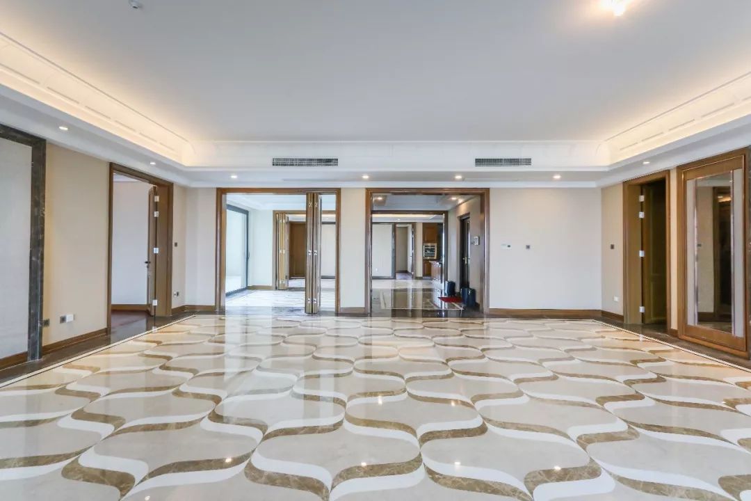 仁恒江湾天成380㎡，河西最顶级大平层！客厅开间层高逆天……