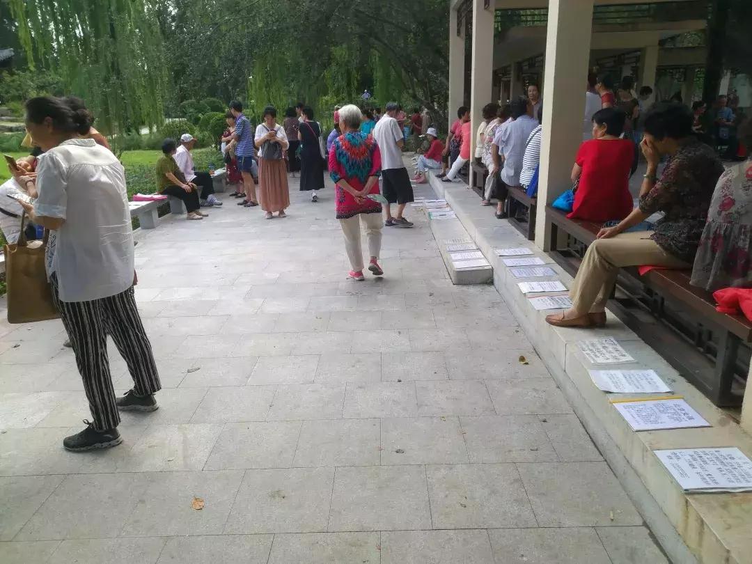 火爆现场相亲角,相亲角超受欢迎