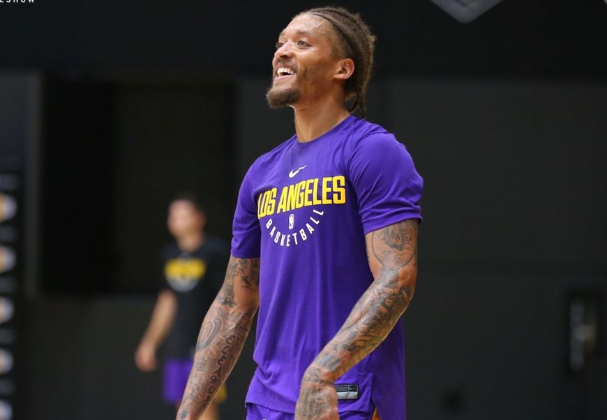 湖人队2米多高的壮汉涂着指甲油打球,网友:小心魔术师的儿子