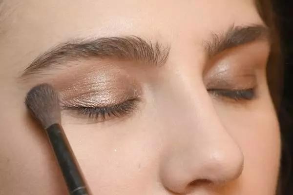 如何克服浮粉问题,不浮粉卡粉的上妆技巧新手小白