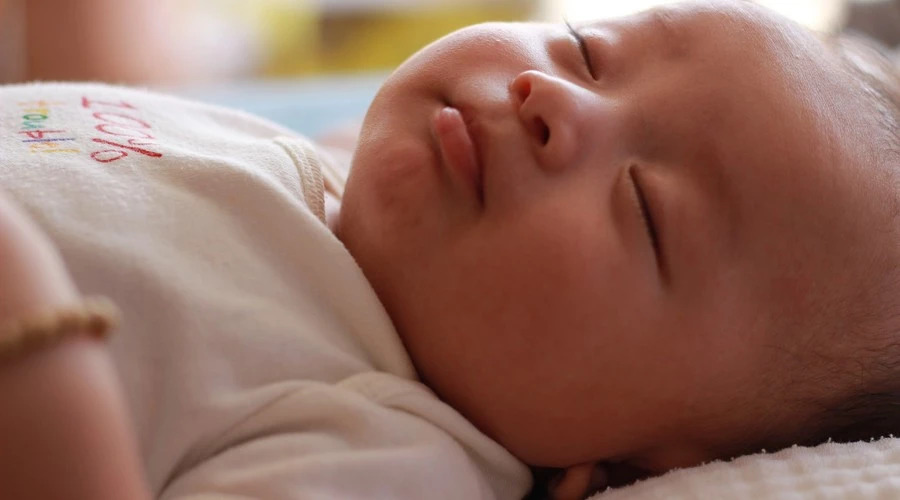 宝宝多大可以用塑料枕头,宝宝多大的枕头最合适