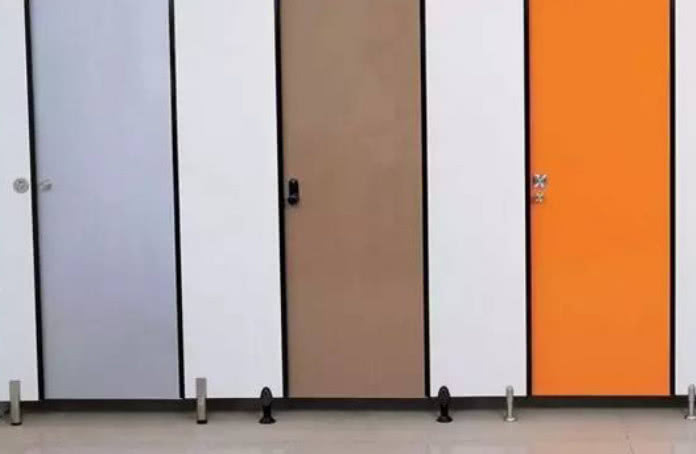 公共厕所的门为什么有孔,公共厕所位置有讲究吗