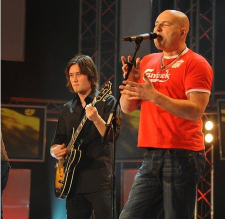 c罗和梅西谁打乒乓球好,梅西和c罗跟外星人打乒乓球