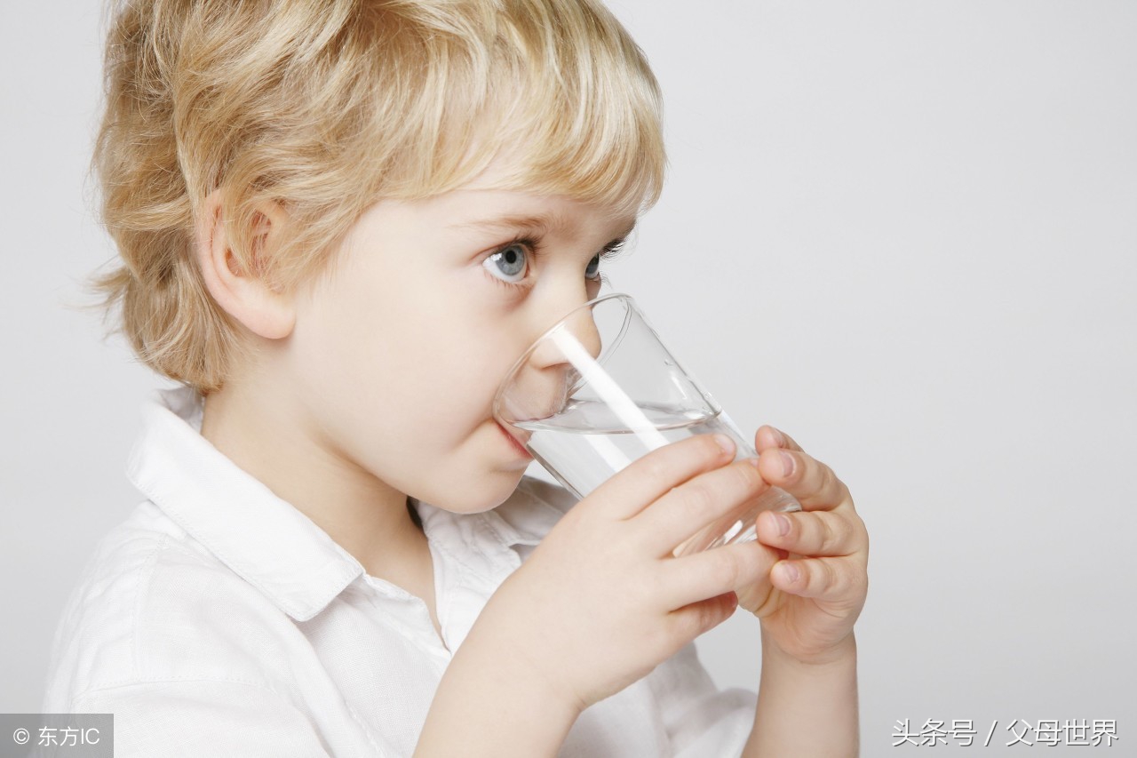 宝宝不爱喝水还可以喝什么代替水,宝宝喝水不能一直用奶瓶
