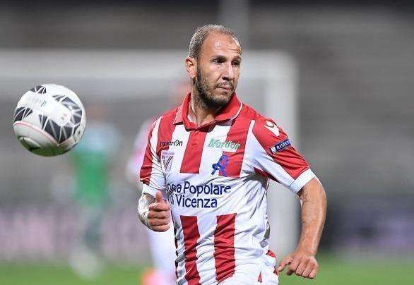 足球裁判出绿牌什么意思,足球比赛中的绿牌代表什么