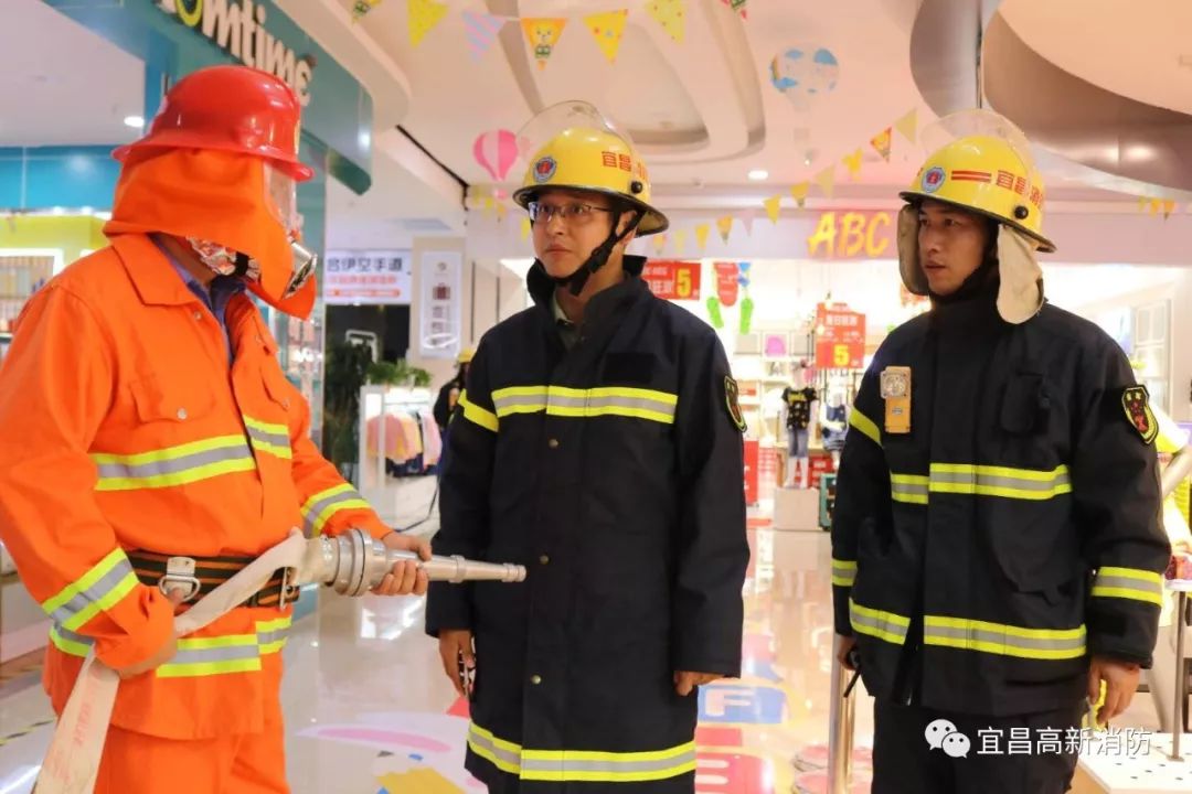 宜昌高新消防大队深入辖区大型商业综合体开展灭火实战演练