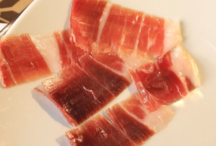 西班牙火腿，贵则几百欧元一公斤，贱则几欧元一份，为什么？