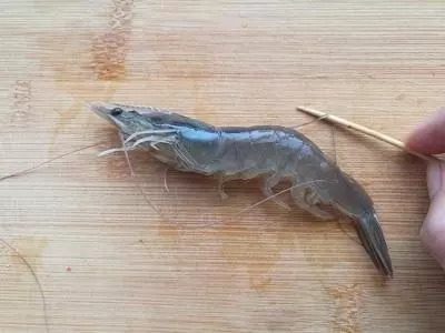 冷冻虾刺破手指怎么处理,海虾刺到手怎么处理