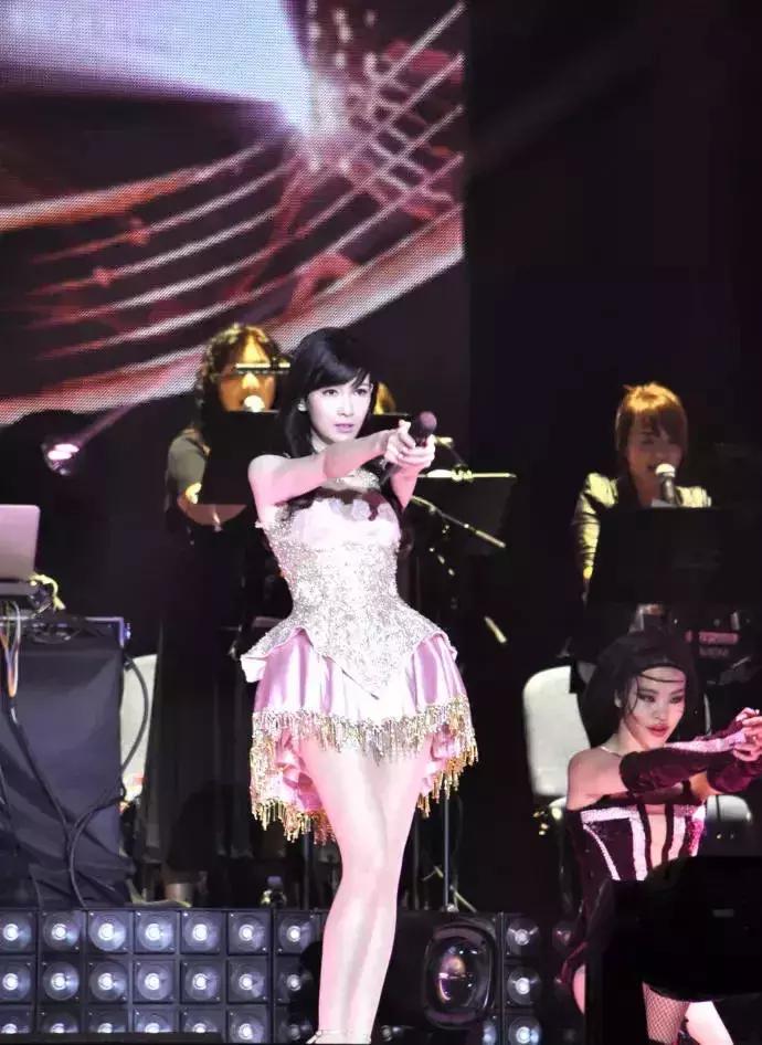 51岁的周慧敏照片让人看呆了！好奇到底是怎么保养的？原来是……