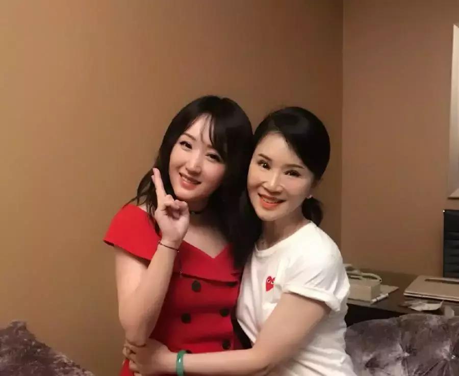 杨钰莹1971年5月11日52岁图片,49岁杨钰莹近照穿搭