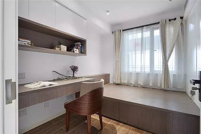 书房有个榻榻米和书柜设计,书房榻榻米的设计底下可以储物