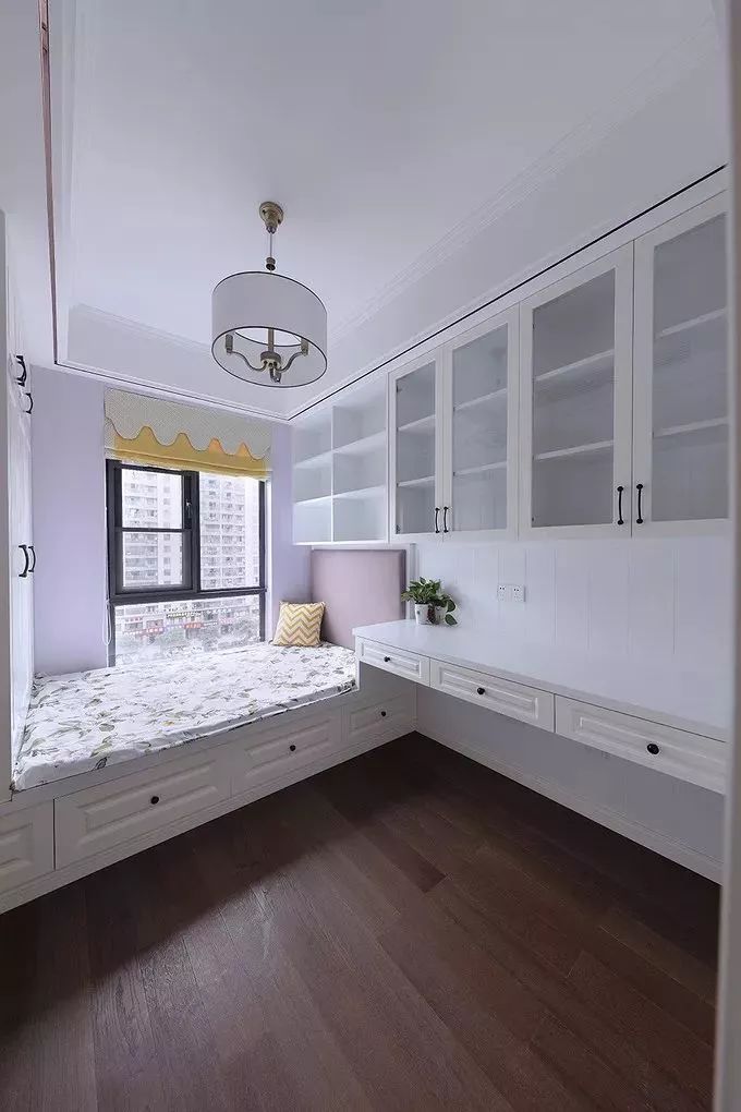 书房有个榻榻米和书柜设计,书房榻榻米的设计底下可以储物