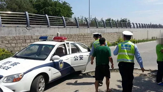 什么情况下可以拒绝警察查身份证,遇到警察查身份证你该怎么办