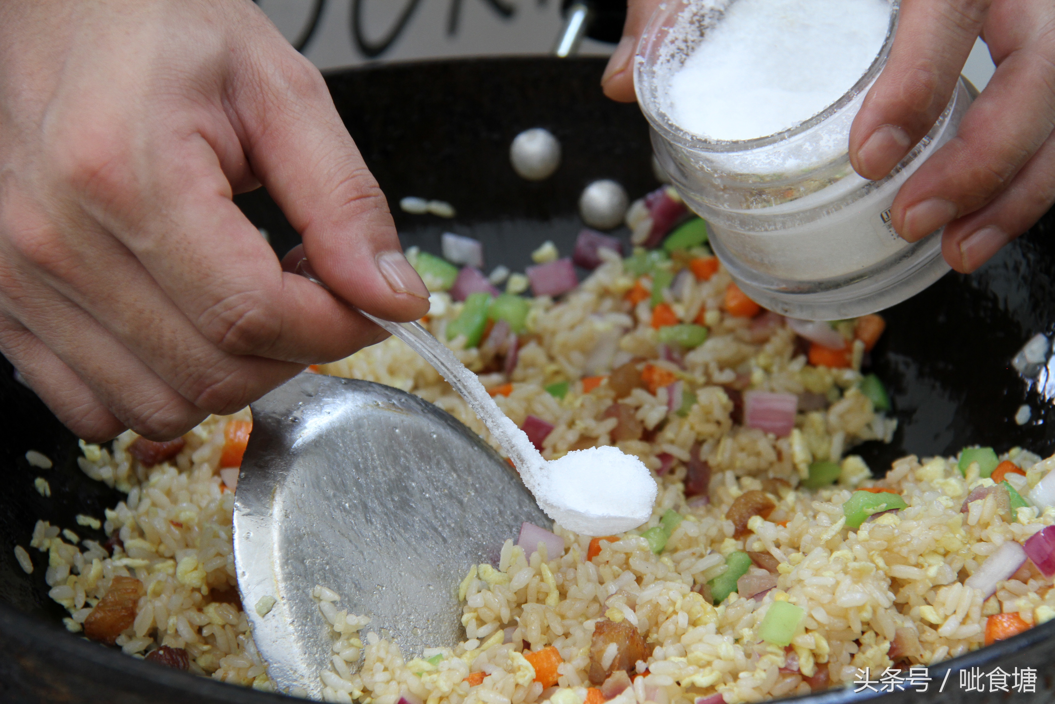 炒米饭先热锅还是先放油,炒米饭先炒胡萝卜还是鸡蛋