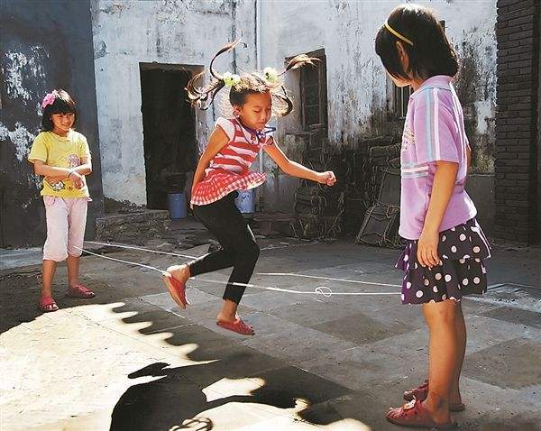 怎样让小孩做运动发育快,孩子发育期什么运动帮助长个