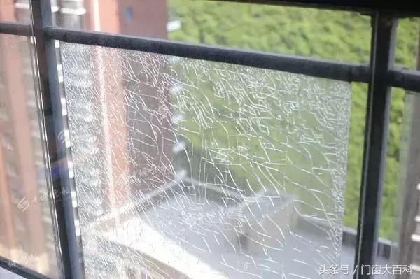 双层玻璃中间有水汽不管它可以吗,双层玻璃里面全是水