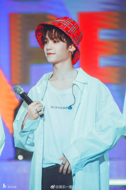 偶像练习生毕雯珺被朱正廷扯领带,偶像练习生出道之夜朱正廷毕雯珺