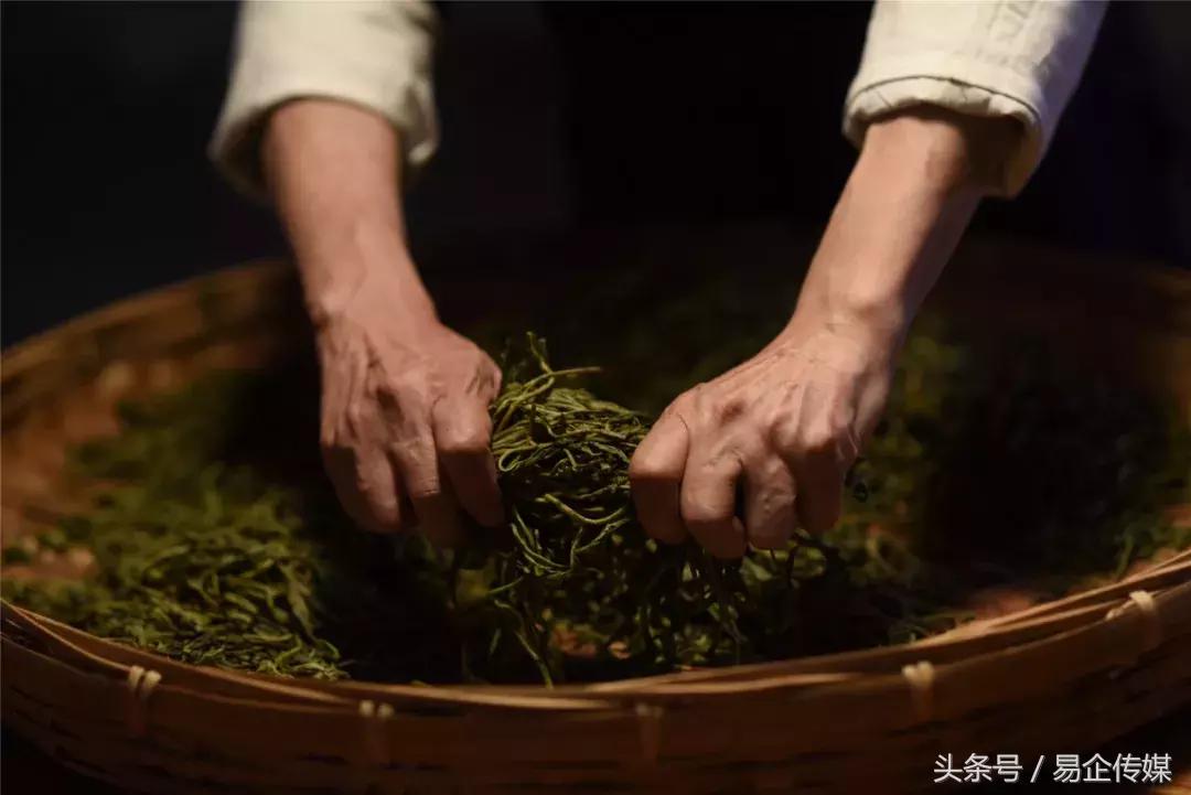 龙润茶技术总工卫宗成荣获“普洱茶传承工艺大师”称号