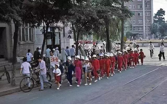 30年前的人们是怎样生活的,30年代的人的生活