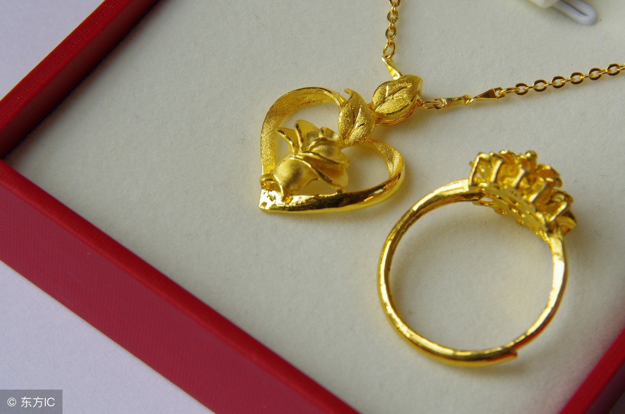 每个品牌的黄金首饰价位都不同，那含金量一样吗？小闫来揭秘