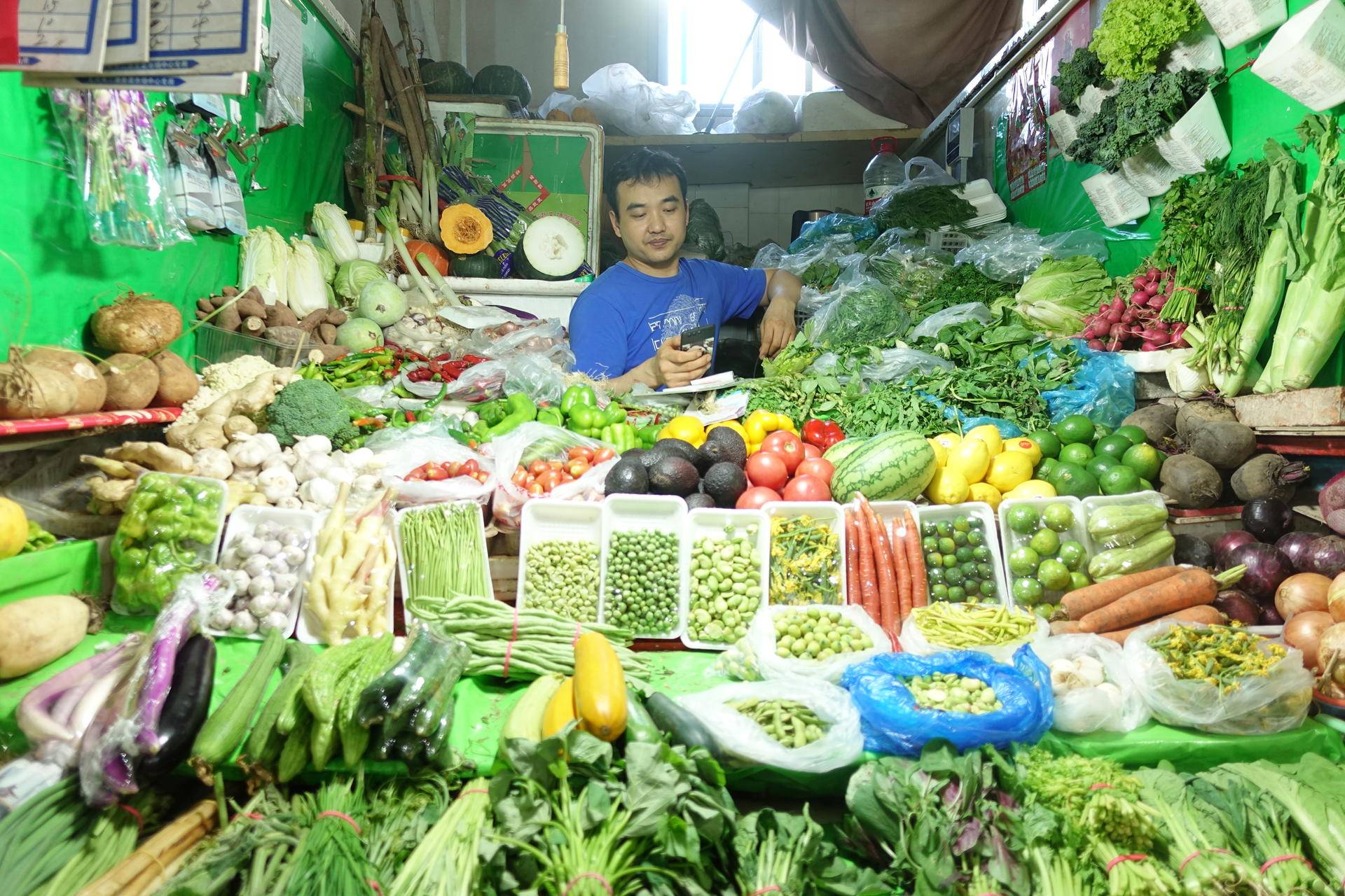 菜价暴涨10元能买啥?在京能买17根豆角,商家称掉2片叶子就赔本