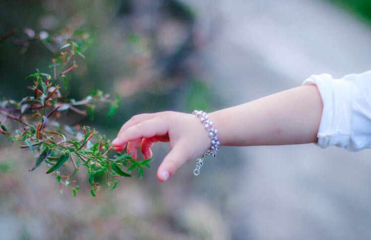 秋季宝宝手上长出小水泡,宝宝手上长了一片小水泡怎么解决