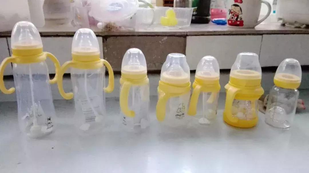 孩子喝完奶没有及时刷奶瓶,小孩喝完奶了一直吸着奶瓶怎么办