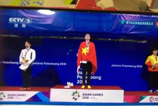 孙杨领奖服事件,安踏队衣和孙杨对比