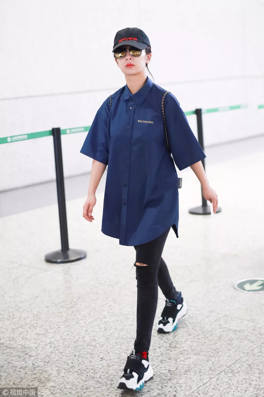 衬衣是秋季必不可少的百搭神器,夏秋交替时尚衬衫