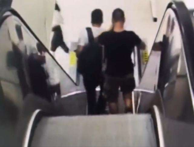 男子地铁关门瞬间散开女朋友手,男子地铁关门瞬间摸女友手