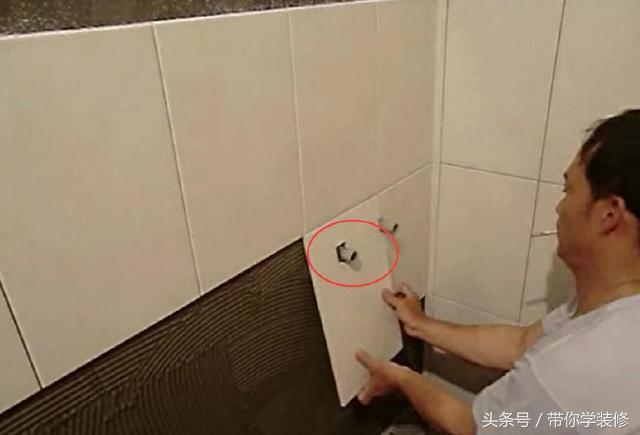 贴瓷砖遇到水管怎么办？聪明师傅这样做，你看懂了吗？
