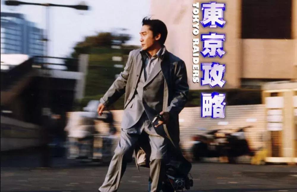 为拍电影不惜冒坐牢的风险，在香港也只有他敢这么玩！