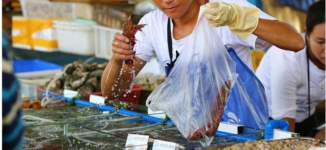 三亚火车头万人海鲜广场在哪个区,三亚火车头海鲜广场属于三亚湾吗