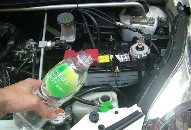 汽车防冻液到底能不能加水？很多人没搞懂！