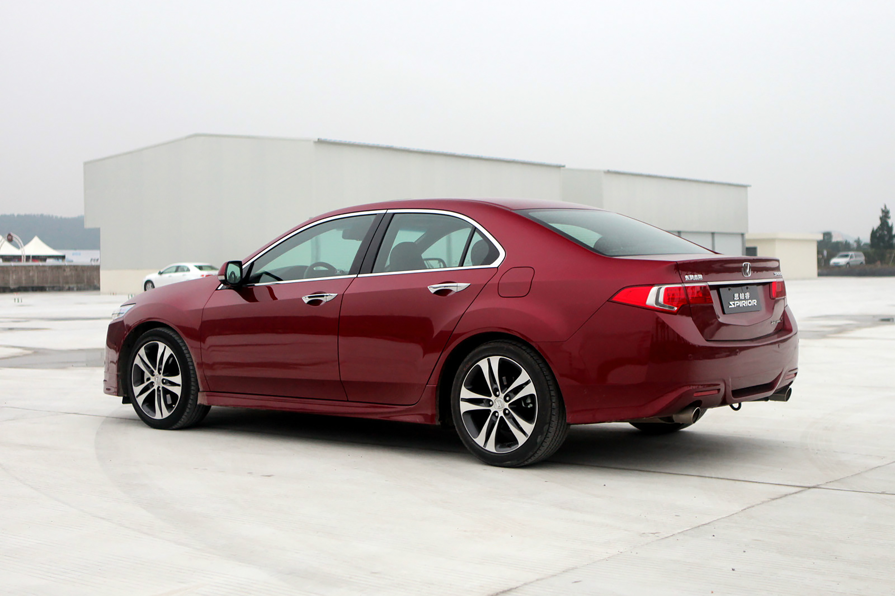 二手思铂睿和皇冠哪个更值得买,17年思铂睿2.0二手多少钱