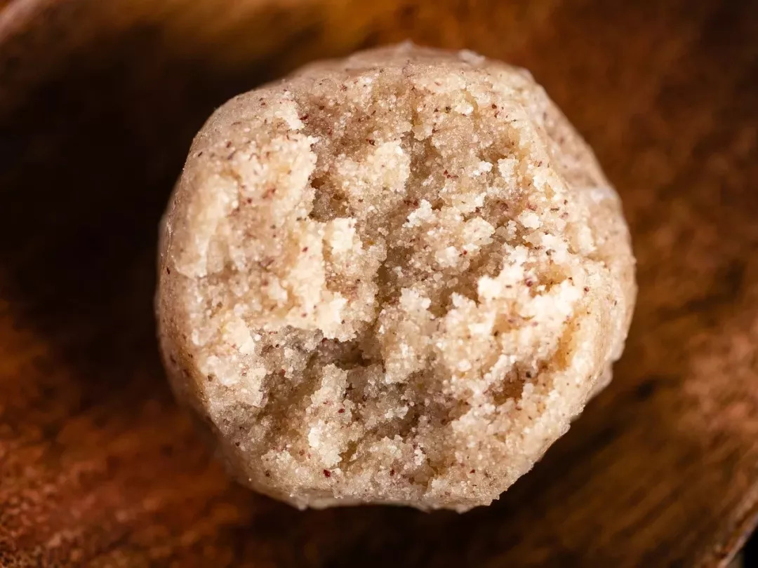 面部出油严重长痘,面部出油有痘痘不出汗