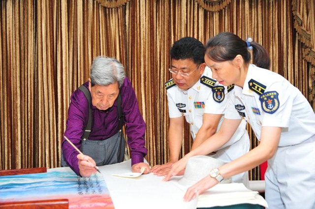 肖劲光大将后代向青岛海军博物馆捐赠书画