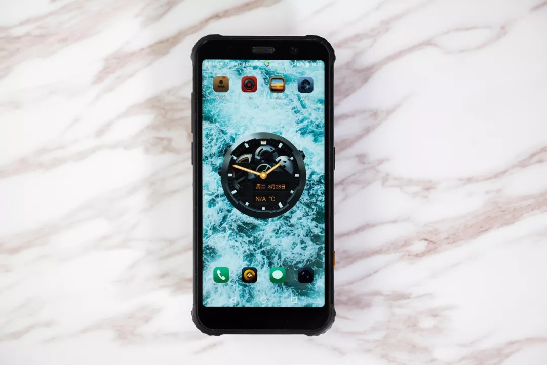 再也不怕碎屏、进水！这手机埋土里、放锅里煮都能用，网友：过瘾