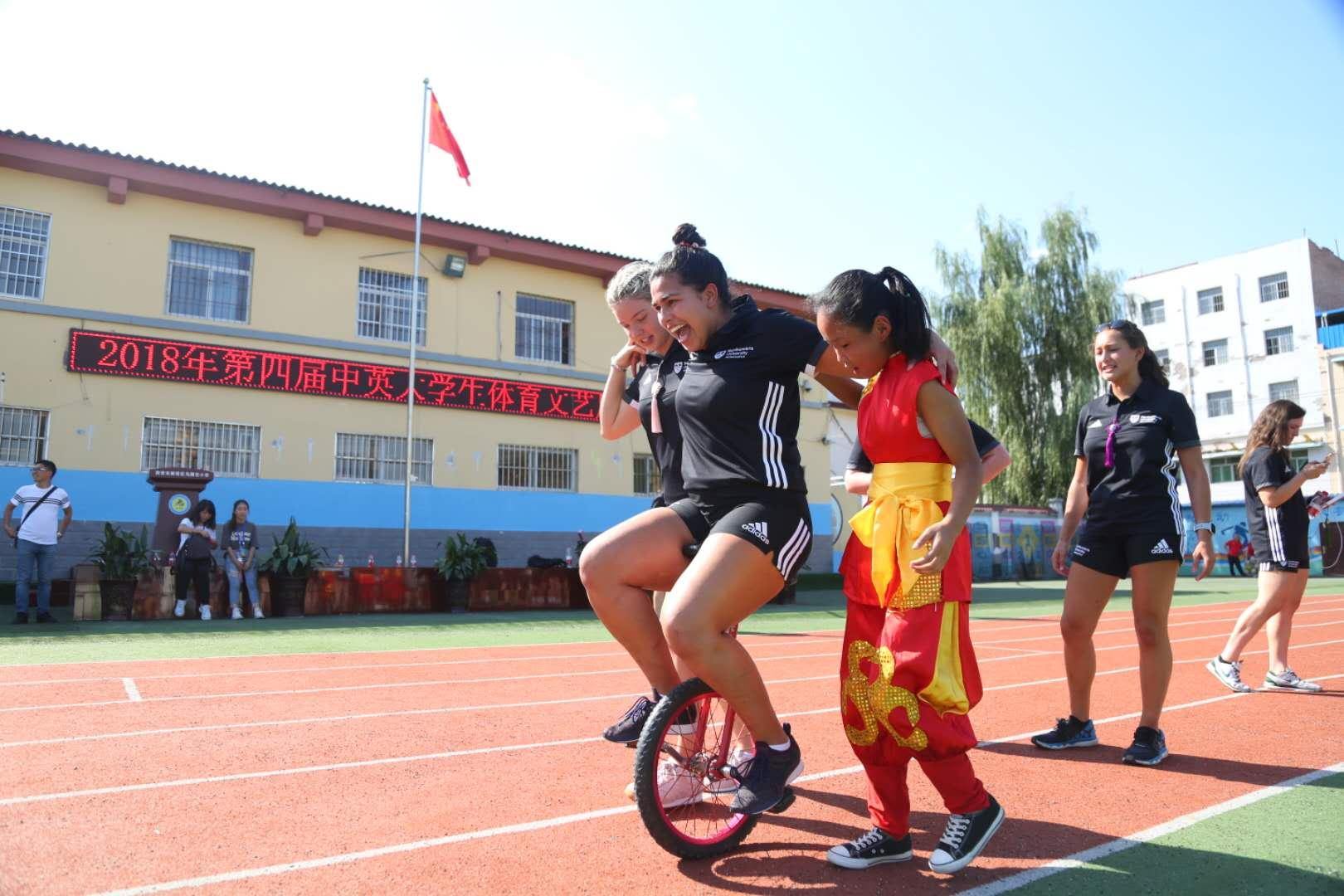 英国大学生看古城孩子们骑独轮车打马球被“征服”：他们很厉害