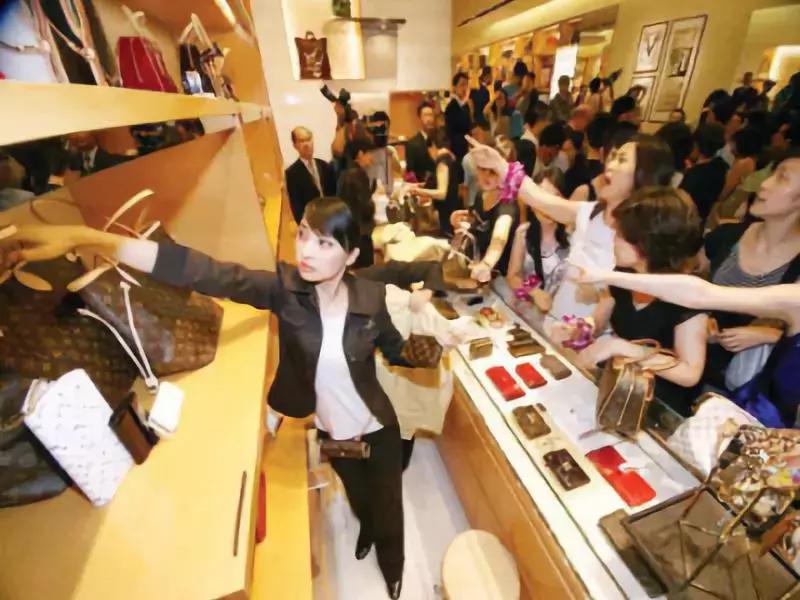 国外免税店专坑中国人：反正他们人傻钱多，太好骗！
