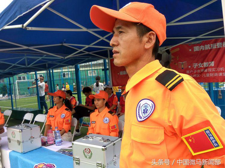 艳橙之花绽放绿茵